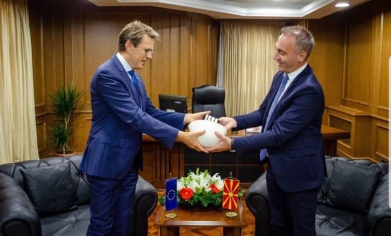 Photo of Grubi i dhuron një plis ambasadorit të BE-së