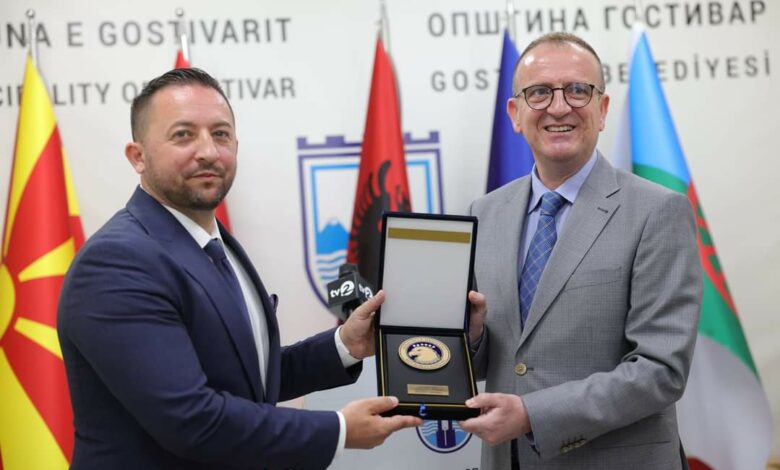 Photo of Armend Mehaj shpallet Qytetar Nderi i qytetit të Gostivarit