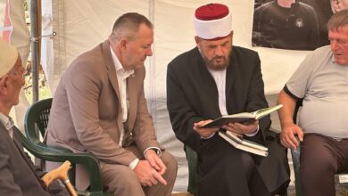 Photo of Shefqet Krasniqi viziton Hysni Gucatin
