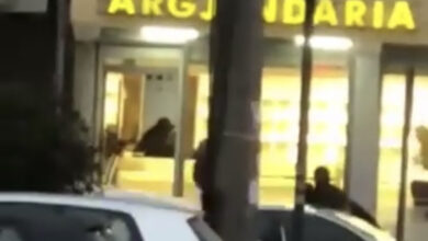 Photo of Pamje ekskluzive të grabitjes së argjendarisë në Suharekë, ku pati edhe të plagosur