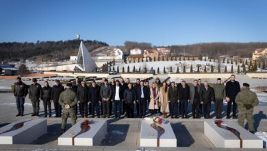 Photo of Kryetari Nura me zyrtarët komunal bëjnë homazhe në Kompleksin Perkujtimor “ Adem Jashari “ në Prekaz