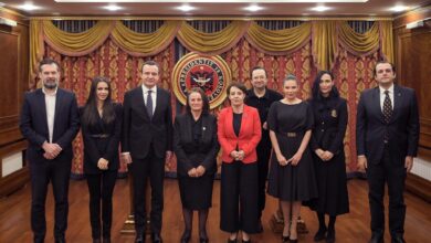 Photo of Kryeministri Kurti viziton familjen e Presidentit Rugova