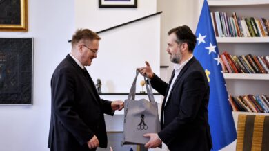 Photo of Ministri Çeku ka pritur sot në takim përshëndetës Ambasadorin në largim të Britanisë së Madhe në Kosovë, Nicholas Abbot.